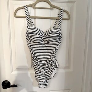 NWOT! NIPTUCK Classic Navy and White One Piece. US Size 6